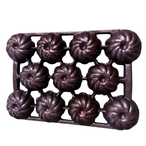 Vintage Cast Iron Gem Pan Swirl Muffin Cornbread Mold Marked 30